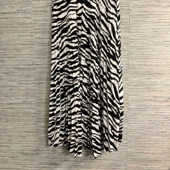 NWT! EXPRESS - Size Small - Black & White Tiger Print Accordion Pleated Skirt - Picture 3 of 9